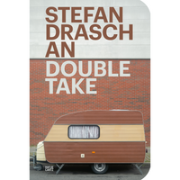 Buchcover von Stefan Draschan, An Double Take. Ein alter, braun-beiger Wohnwagen steht vor einer Backsteinmauer mit Betonverkleidung. Der Autorenname steht in Braun auf dem Beton, der Titel in Weiß auf Ziegel und Beton.