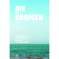 Buchcover von DIE ÜBRIGEN. Das Bild zeigt einen Horizont mit hellblauem Himmel und türkisfarbenem Meer. Der Titel steht in großen, weißen Buchstaben am Himmel. Darunter die Namen der Autorinnen Anastasia Khoroshilova und Annabel von Gemmingen und unten links der Verlag Hatje Cantz.
