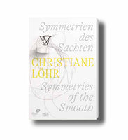 Ein weißes Buchcover mit dem Titel Symmetrien des Sachten und Symmetries of the Smooth in grauer Schrift. Der Name der Künstlerin, Christiane Löhr, steht in gelben Großbuchstaben darüber. Eine filigrane, dunkle Skulptur, die an ein Nest erinnert, ist abgebildet, von der aus feine Linien über das Cover verlaufen.
