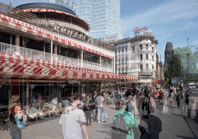 Fotomontage, die eine belebte Straßenecke in Berlin heute und in der Vergangenheit überlagert. Eine moderne Szene mit Fußgängern vor einem Gebäude mit rot-weißen Markisen und einem Wolkenkratzer vermischt sich mit einer historischen Ansicht desselben Ortes, auf der Menschen in Vintage-Kleidung auf dem Bürgersteig spazieren und in einem Straßencafé sitzen.