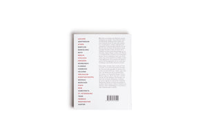 Die Rückseite eines Buches auf weißem Hintergrund. Links ist eine Liste von Städtenamen in Großbuchstaben abgedruckt, einige davon in Rot. Rechts befindet sich ein deutscher Textblock über den Inhalt, darunter ein Barcode und die ISBN-Nummer.