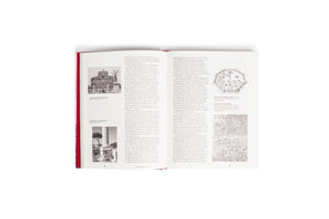 Ein aufgeschlagenes Buch mit rotem Einband liegt auf einer weißen Fläche. Die Seiten zeigen deutschen Text und schwarz-weiße Abbildungen historischer Architektur und Karten von Rom, darunter die Engelsburg und alte Stadtpläne.