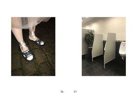 Ein Diptychon: Links die Füße einer Person in Ballettschuhen und Badesandalen auf Kopfsteinpflaster, rechts eine leere Herrentoilette mit Urinalen und einer Pflanze.