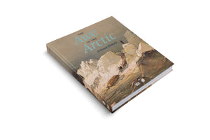 Ein schräg liegendes Exemplar des Buches The Awe of the Arctic, A Visual History. Auf dem Cover ist eine historische Illustration von Entdeckern zu sehen, die in einer eisigen Berglandschaft ein Boot einen steilen Hang hinaufziehen.