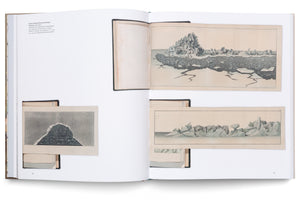 Ein aufgeschlagenes Buch zeigt historische, ausklappbare Aquatinta-Illustrationen von Baron Ferdinand Petrovich Wrangel. Die Zeichnungen aus dem Jahr 1827 stellen schroffe, eisige Felsformationen und Eisschollen in einer arktischen Landschaft dar.