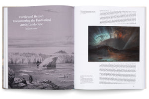 Eine Doppelseite in einem aufgeschlagenen Kunstbuch. Links steht der Titel Feeble and Heroic: Encountering the Fantastical Arctic Landscape über einer Schwarz-Weiß-Gravur einer arktischen Szene mit einem Schiff. Rechts befindet sich ein Text neben einem Farbgemälde, das die Aurora Borealis über einer eisigen See darstellt.