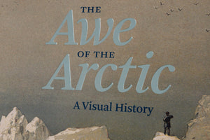 Buchumschlag von The Awe of the Arctic: A Visual History. Der Titel in silbriger Prägeschrift ist über einer Illustration platziert, die eine Person auf einer Felsklippe zeigt, die auf eine weite, schneebedeckte Landschaft blickt. Am Himmel fliegen Vögel.