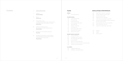 Doppelseite eines Buches mit dem Inhaltsverzeichnis. Links sind Essays und Vorworte aufgeführt. Rechts die Kapitel für Tafeln, Installationen & Performances und Kalligrafie, gefolgt von Biografie und Zeittafel.