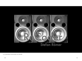 Eine Schwarz-Weiß-Aufnahme zeigt drei identische Studiomonitore nebeneinander vor einem schwarzen Hintergrund. Über die Lautsprecher ist der Text ReCoder und darunter der Name Stefan Römer gelegt.