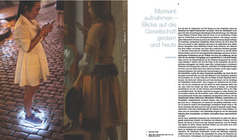 Eine Buchdoppelseite mit einem visuellen Vergleich. Links steht eine junge Frau mit leuchtendem Smartphone und leuchtenden Schuhen auf einer nächtlichen Pflasterstraße. Neben ihr ist eine Frau aus einem historischen Gemälde abgebildet, die ebenfalls vertieft auf ein Objekt in ihren Händen blickt. Rechts steht der Titel eines Artikels: Momentaufnahmen – Blicke auf die Gesellschaft gestern und heute.