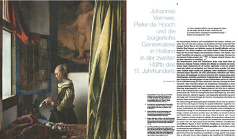 Aufschlag eines Kunstbuches mit Johannes Vermeers Gemälde Briefleserin am offenen Fenster auf der linken Seite. Eine Frau steht im Profil und liest einen Brief am Fenster. Ein großer grüner Vorhang ist im Vordergrund zur Seite gezogen. Auf der rechten Seite beginnt ein Text über die holländische Genremalerei.