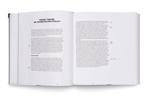 Ein aufgeschlagenes Buch liegt auf einer weißen Oberfläche und zeigt englischen Text. Die linke Seite trägt die fettgedruckte Überschrift GRAND THEMES; OR, FIGURATIVE POLITICALITY.
