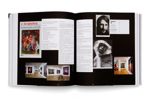 Eine aufgeschlagene Doppelseite eines Kunstkatalogs über den Maler Daniel Richter. Die Seiten haben einen schwarzen Hintergrund mit weißem Text und mehreren Bildern, darunter Gemälde, Ausstellungsansichten, ein Porträt des Künstlers und das Schwarz-Weiß-Foto eines Affen.