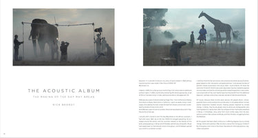 Doppelseite aus dem Fotobuch The Acoustic Album von Nick Brandt. Zwei Fotos zeigen die Entstehung seiner Serie: Links steht ein Elefant im Nebel, umgeben von einem Filmteam. Rechts ist eine Giraffe in einer ähnlichen nebligen Landschaft neben Menschen und Equipment abgebildet. Um die Bilder herum ist erklärender Text platziert.