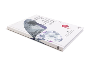 Schrägansicht eines weißen Hardcover-Buches mit dem Titel Schau nach oben Aya und du kannst die Sterne greifen. Das Cover ist mit abstrakten Formen in Aquarell-Optik in Grau, Violett und Rot gestaltet.