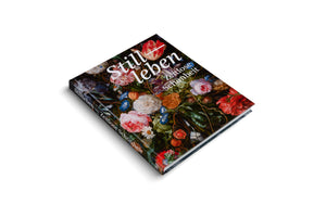 Ein Buch mit dem Titel Stillleben – Zeitlose Schönheit, das schräg auf weißem Grund liegt. Der Buchdeckel zeigt ein opulentes, farbenfrohes Blumenstillleben nach Art der Alten Meister vor einem dunklen Hintergrund.