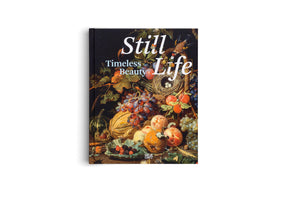 Das Buch Still Life, Timeless Beauty steht aufrecht vor einem weißen Hintergrund. Das Cover zeigt ein opulentes Stillleben-Gemälde im Stil alter Meister mit einer Anordnung von Früchten wie Weintrauben und Pfirsichen, einem Vogelnest mit Eiern, einem Vogel und Insekten auf dunklem Grund.