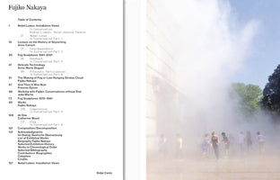 Eine aufgeschlagene Buchseite. Links das Inhaltsverzeichnis des Buches Fujiko Nakaya. Rechts eine Fotografie einer Kunstinstallation: Menschen und Kinder stehen und spielen in einer dichten Wolke aus weißem Nebel auf einem sonnigen Platz vor Bäumen.