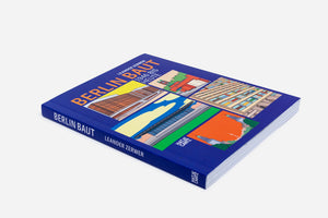 Ein dunkelblaues Buch mit dem Titel Berlin Baut von Leander Zerwer liegt schräg auf einer weißen Oberfläche. Der Einband zeigt eine bunte, grafische Collage von Berliner Architektur aus der Zeit von 1946 bis heute.