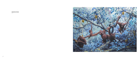 Ein Gemälde einer Familie von Orang-Utans in einem Wald mit surreal wirkendem, blauem Blätterwerk. Erwachsene und junge Affen klettern und schwingen auf Ästen, während gelbe, stachelige Durianfrüchte an den Zweigen hängen.