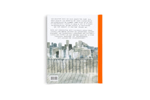 Rückseite eines Buches mit weißem Cover und leuchtend orangefarbenem Buchrücken. Oben befindet sich ein deutscher Klappentext, darunter eine Illustration einer Stadtsilhouette in Grautönen. Am unteren Rand sind ein Barcode und die ISBN-Nummer aufgedruckt.