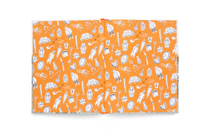 Das aufgeschlagene Vorsatzpapier eines Buches auf weißem Hintergrund. Das Papier ist orange und mit einem Muster aus schwarz-weißen Zeichnungen versehen, die verschiedene Objekte wie Autos, Brillen, Uhren, Stühle, Davidsterne mit der Aufschrift Jude und Menschen zeigen.
