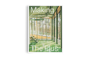 Das Cover des Buches Making The Plus. Das Foto zeigt das Innere einer modernen Halle mit glänzendem grünen Boden und Glaswänden, durch die man einen Kiefernwald sieht. Grüne Metallträger und eine kleine Treppe sind ebenfalls sichtbar.