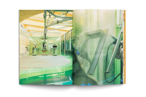 Eine aufgeschlagene Buchseite zeigt eine Bildkomposition aus zwei Fotos. Links eine moderne Industriehalle mit Robotern in einer grünen Glaskabine und einem Fördersystem an der Decke. Rechts eine Nahaufnahme, die eine Person beim Lackieren eines Metallrahmens mit einer Sprühpistole zeigt.