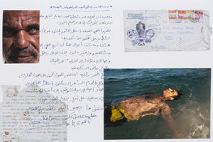 Eine Collage aus Fotos und Briefen auf weißem Grund. Oben links die Nahaufnahme eines älteren Mannes mit einem blinden Auge, unten rechts ein junger Mann, der im Wasser treibt. Dazwischen befinden sich handschriftliche Briefe in arabischer und englischer Sprache sowie ein Briefumschlag aus Hongkong, der nach Ägypten adressiert ist.