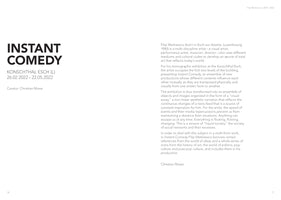 Doppelseite aus einem Ausstellungskatalog. Links stehen der Titel INSTANT COMEDY, der Ort KONSCHTHAL ESCH und die Ausstellungsdaten. Rechts befindet sich ein englischer Text über den Künstler Filip Markiewicz und die Ausstellung, kuratiert von Christian Mosar.