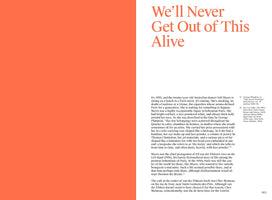 Eine Magazinseite mit einem breiten, orangeroten Balken auf der linken Seite. Rechts steht auf weißem Grund der Titel We’ll Never Get Out of This Alive in orangeroter Serifenschrift. Darunter befindet sich schwarzer Text über die Tänzerin Vali Myers im Paris der 1950er Jahre, ergänzt durch Fußnoten am Rand und die Seitenzahl 021 unten rechts.
