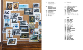 Ein offenes Buch zeigt auf der linken Seite eine Pinnwand, die mit vielen Fotos und Kunstwerken bestückt ist. Die rechte Seite zeigt das Inhaltsverzeichnis einer Ausstellung mit einer Liste von Kapiteln und Künstlern.