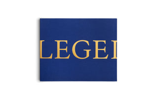 Draufsicht auf ein quadratisches, blaues Cover mit dem Wort LEGEND in goldener Schrift, das an den Seiten abgeschnitten ist, auf einem weißen Hintergrund.