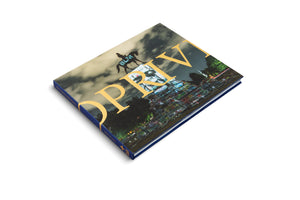 Ein quadratisches Hardcover-Buch auf weißem Grund. Das Coverbild zeigt ein Reiterdenkmal bei Nacht, der Sockel ist mit Graffiti bedeckt und auf das Pferd wird BLM projiziert. Große gelbe Buchstaben überlagern das Bild.
