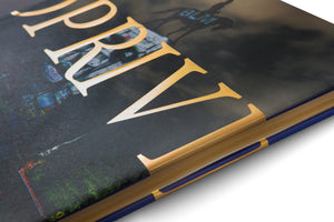 Schräge Nahaufnahme des Covers eines Hardcover-Buches auf weißem Hintergrund. Der dunkle Einband zeigt einen Titel in goldener Serifenschrift, von dem die Buchstaben RVI zu sehen sind. Im Hintergrund ist die Silhouette eines Reiterdenkmals mit der Aufschrift BLM abgebildet. Das Buch hat einen Goldschnitt und einen blauen Buchrücken.