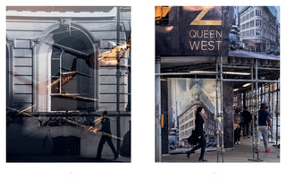 Ein Diptychon mit zwei städtischen Szenen. Links überlagert eine Doppelbelichtung geisterhafte Propellerflugzeuge und die Silhouette einer gehenden Person mit der Fassade eines klassischen Gebäudes. Rechts gehen mehrere Personen unter einem Baugerüst auf einem Bürgersteig, vorbei an einem Baustellenschild mit der Aufschrift QUEEN WEST.
