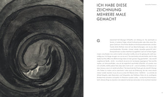 Eine Doppelseite aus einem Buch. Links eine abstrakte Kohlezeichnung in Schwarz- und Grautönen, die einen wirbelnden Tunnel darstellt. Rechts deutscher Text mit der Überschrift ICH HABE DIESE ZEICHNUNG MEHRERE MALE GEMACHT.