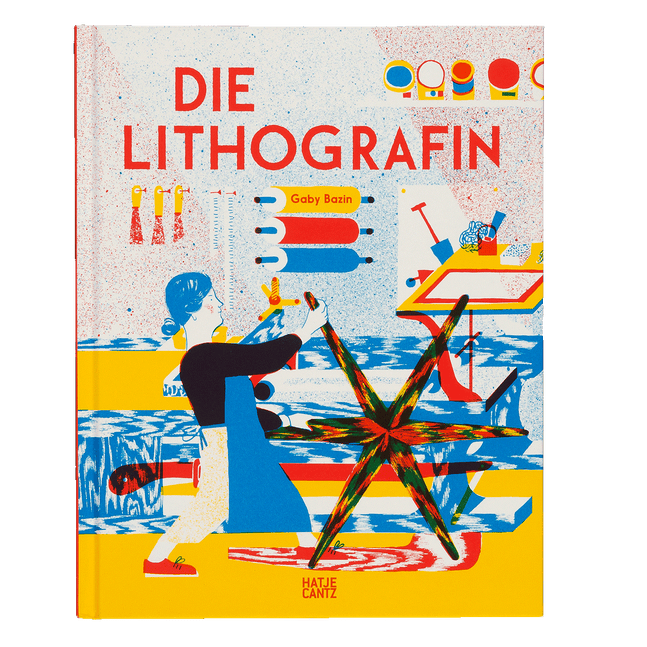 Buchcover von Die Lithografin von Gaby Bazin. Eine stilisierte, farbenfrohe Illustration in Rot, Blau und Gelb zeigt eine Frau, die in einer Druckwerkstatt ein großes, sternförmiges Rad einer Lithografiepresse bedient. Der Stil erinnert mit seiner gesprenkelten Textur an einen echten Steindruck.