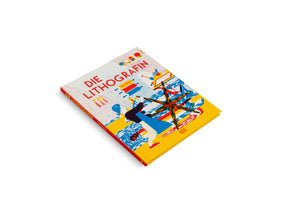 Ein Buch mit dem Titel Die Lithografin von Gaby Bazin liegt schräg auf einer weißen Oberfläche. Das farbenfrohe Cover zeigt eine Illustration im Stil der Lithografie in Rot, Gelb und Blau. Eine Frau mit dunklen Haaren arbeitet an einem großen, sternförmigen Druck. Der Buchrücken ist rot mit gelber Schrift.