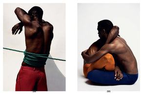 Ein Diptychon, das zwei Fotografien von schwarzen Männern zeigt. Links steht ein muskulöser Mann mit dem Rücken zur Kamera, ein dickes grünes Seil ist um seine Taille gewickelt. Er trägt eine rote Hose. Rechts sitzen zwei Männer in einer engen Umarmung auf dem Boden, einer trägt eine orangefarbene und der andere eine blaue Leggings.