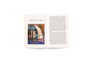 Ein aufgeschlagenes Buch. Die linke Seite zeigt eine farbenfrohe Collage unter dem Titel (Pro)Creation and its Myths. Die rechte Seite enthält englischen Text zum Thema Geburt und Schöpfung.