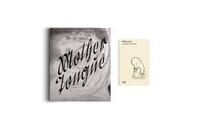 Zwei Bücher von Camille Henrot nebeneinander auf weißem Hintergrund. Links ein größeres, gebundenes Buch mit schwarz-weißem Cover und dem Titel Mother Tongue in stilisierter Schrift. Rechts ein kleineres Buch mit cremefarbenem Cover, dem Titel Milkyways und einer schwarzen Strichzeichnung einer Figur.