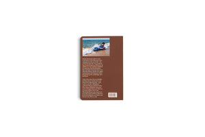 Die Rückseite eines Buches mit braunem Einband. Oben ist ein Foto einer Person in blauer Kleidung zu sehen, die am Strand liegt, während eine Welle anspült. Darunter befindet sich Text in englischer und deutscher Sprache sowie ein Barcode.