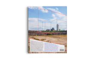 Rückseite eines Buches mit dem Foto einer Baustelle und Industrieanlagen im Hintergrund. Rote und graue Linien zeichnen eine abstrakte, gebäudeähnliche Form über die Landschaft. Unten befindet sich ein weißes Feld mit Text in Deutsch und Englisch, einem Barcode und einer Website.