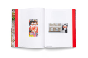 Ein aufgeschlagenes Buch auf weißem Hintergrund. Die linke Seite zeigt eine farbenfrohe Collage eines sich umarmenden Paares mit verdeckten Augen. Auf der rechten Seite sind zwei Fotos zu sehen: eine Hauswand mit dem roten Schriftzug Do you know what love is und ein abgeklebtes Poster.