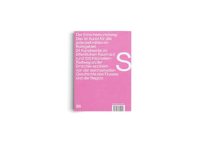 Die pinke Rückseite eines Buches über den Emscherkunstweg liegt auf einer weißen Oberfläche. Der weiße Text beschreibt die Kunstausstellung im Ruhrgebiet. Daneben steht ein großes weißes S. Unten links ist das Logo des Verlags Hatje Cantz und rechts ein Barcode zu sehen.