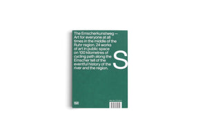 Die Rückseite eines Buches mit grünem Einband auf weißem Hintergrund. In weißer Schrift ist ein englischer Klappentext über den Emscherkunstweg zu lesen, daneben ein großes S. Unten sind das Verlagslogo von Hatje Cantz und ein Barcode abgebildet.