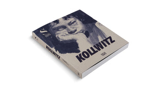 Schrägansicht des Buches KOLLWITZ, herausgegeben vom Städel Museum, auf weißem Hintergrund. Das beigefarbene Cover zeigt ein expressives, dunkelblaues Porträt der Künstlerin, die nachdenklich ihr Kinn auf ihre Faust stützt.