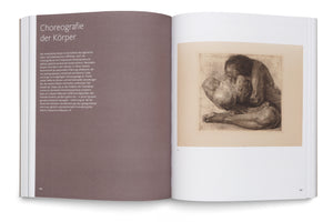 Eine aufgeschlagene Seite eines Kunstbuches. Links steht der Titel Choreografie der Körper über einem Textabschnitt. Rechts ist die Reproduktion einer düsteren Zeichnung von Käthe Kollwitz abgebildet, die eine trauernde Figur zeigt, die einen leblosen Körper umklammert.
