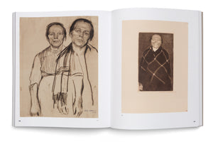 Aufgeschlagenes Kunstbuch, das zwei Werke von Käthe Kollwitz zeigt. Links eine Kohlezeichnung von zwei Frauen mit ernstem Blick. Rechts ein kleinerer Druck, der eine Frau in einem karierten Umhang porträtiert.